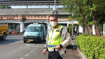 Truk Molen Nyangkut di Kolong Jembatan Matraman, Ban Dikempiskan Demi Evakuasi