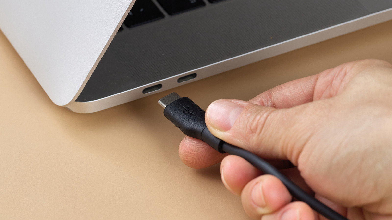 Dua Port USB-C di Laptop Bukan Cuma untuk Cas, Ini Fungsi Lainnya