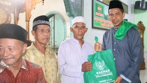 Safari Magrib GEMMA di Masjid Al-Amin Tanjungpinang, Kemenag dan BAZNAS Bagikan Sembako ke Warga Kampung Bulang