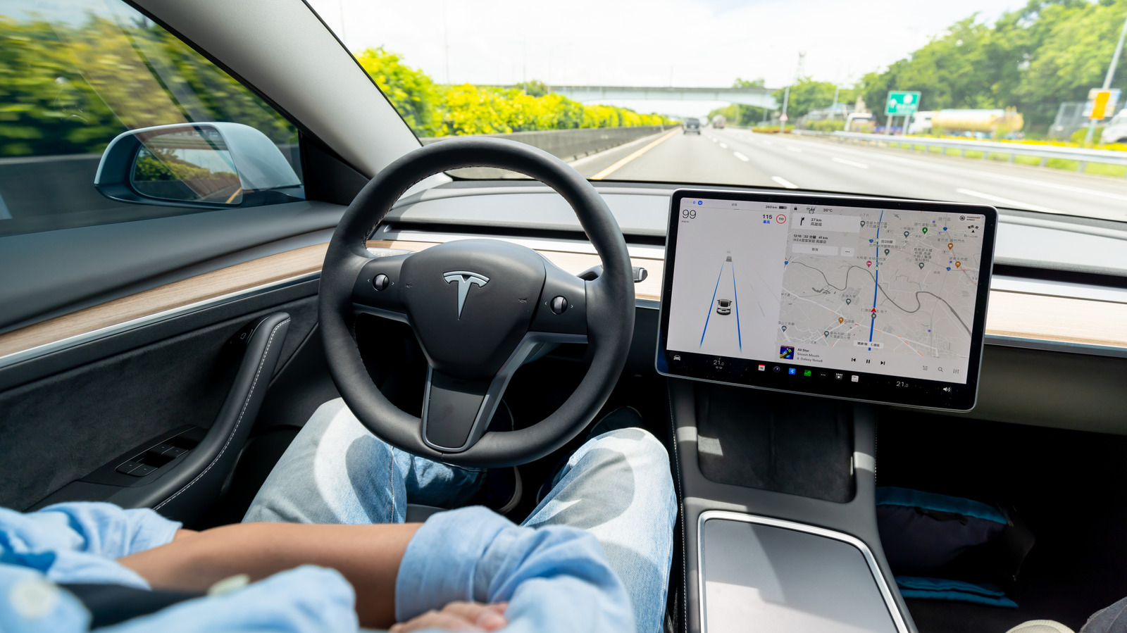Tesla Model 3 Tabrak Rumah di Texas, Pengemudi Override FSD Sebelum Kecelakaan Fatal