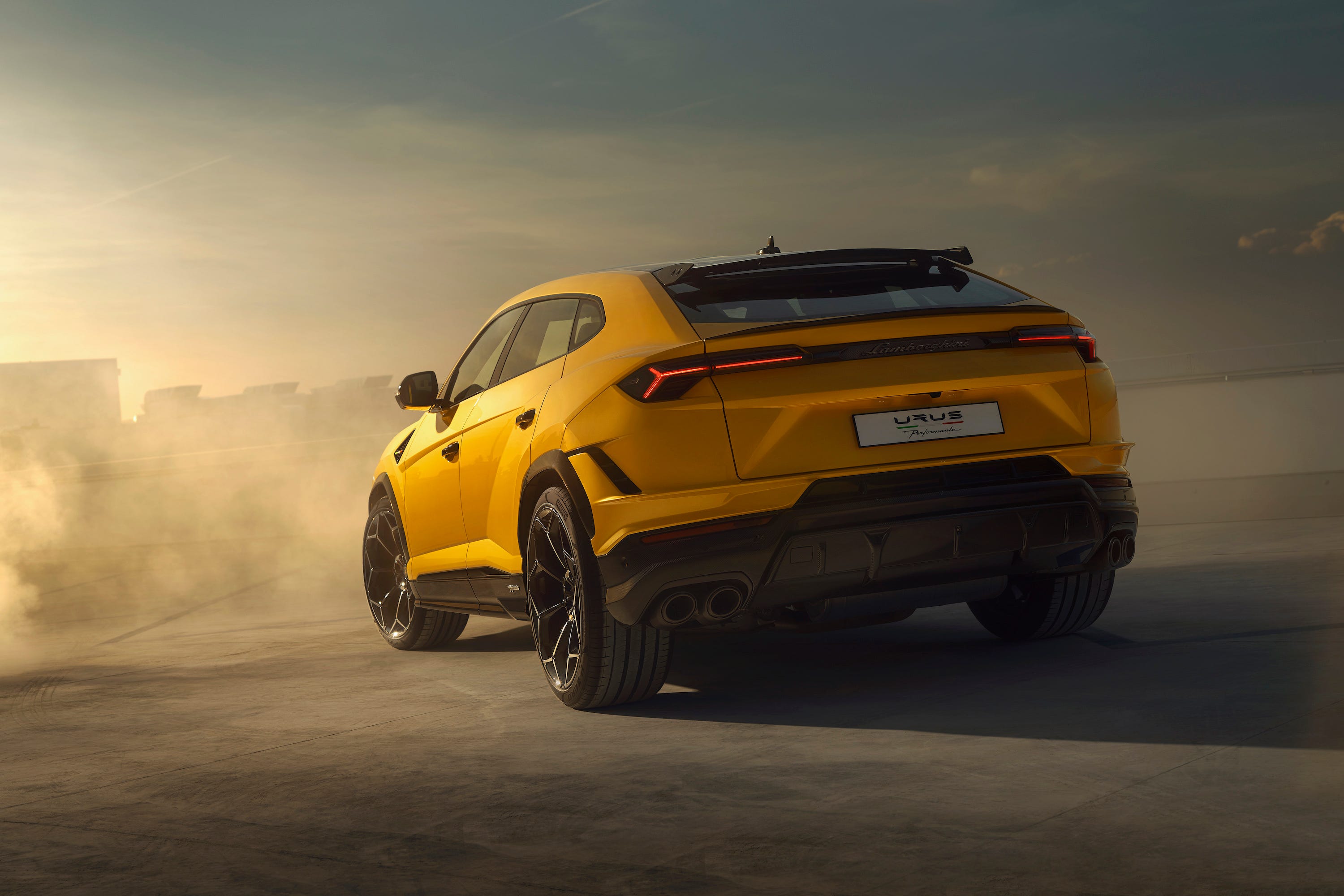 Pengemudi Lamborghini Urus Kabur dari Polisi, Aksi Berakhir dengan Ban Kempes dan Slipper
