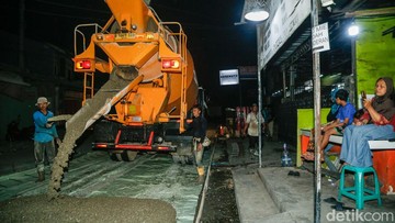 Pajak Kendaraan Lari ke Mana? Warga Frustrasi, Demo Perbaiki Jalan Secara Swadaya Makin Marak