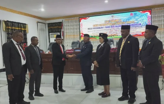 Pemkab Waropen Serahkan Raperda Pertanggungjawaban APBD 2025 ke DPRK untuk Dibahas