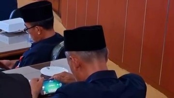 Camat Madiun Main Game di Tengah Rapat Paripurna DPRD, Video Viral Picu Kemarahan Publik