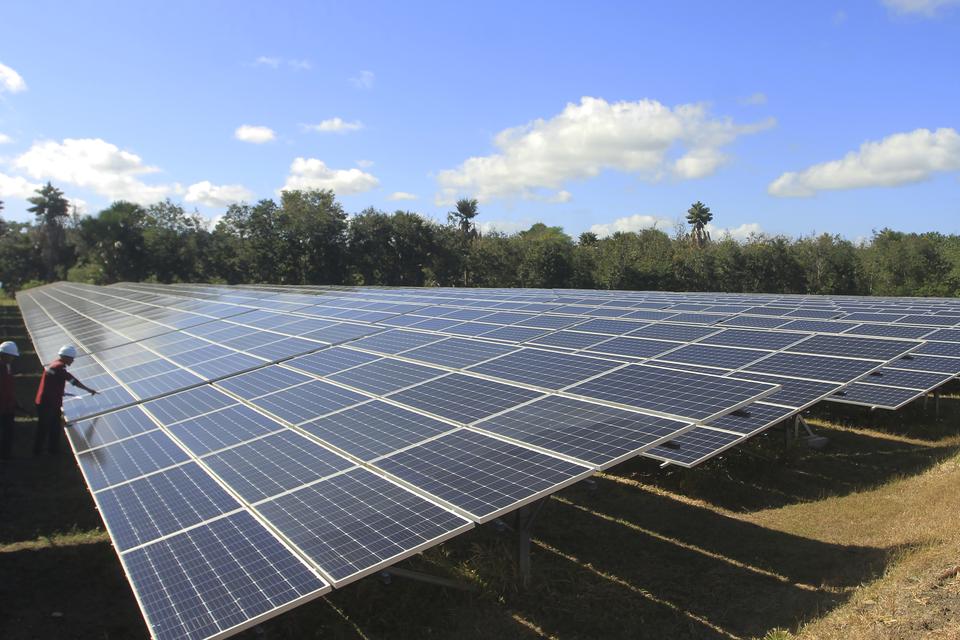 China Diajak Garap PLTS 100 GW, Airlangga Incar Investasi Konkret dari Negeri Tirai Bambu