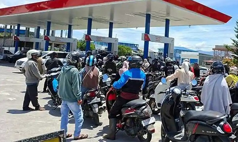 BBM Langka di Gayo Lues Sudah Seminggu, Warga Antre Berjam-jam hingga Beli Eceran Rp18.000 Per Liter