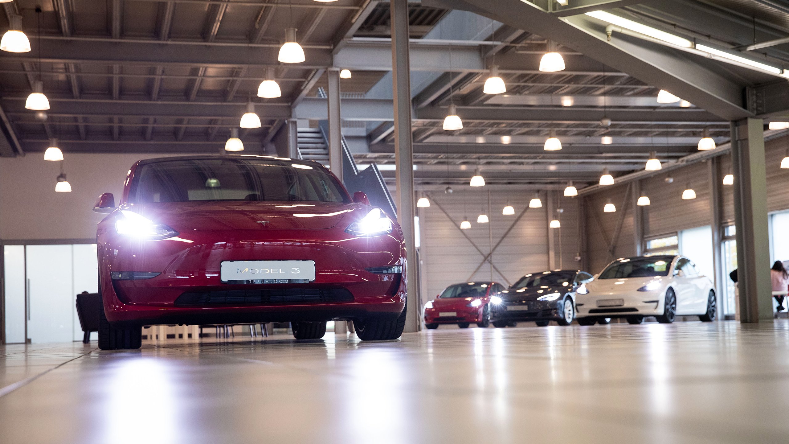 Tesla dan GM Kalah Lawan Regulator, Lampu Depan Terlalu Terang Harus Diperbaiki Gratis