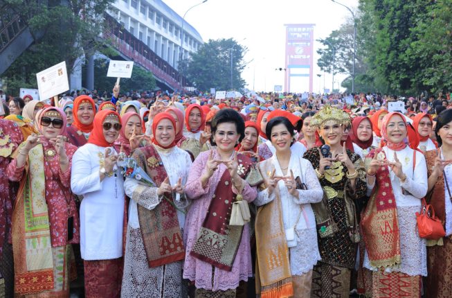Ribuan Perempuan Berkebaya Padati Jembatan Ampera Saat CFD, Parade Songket Palembang Jadi Daya Tarik Utama