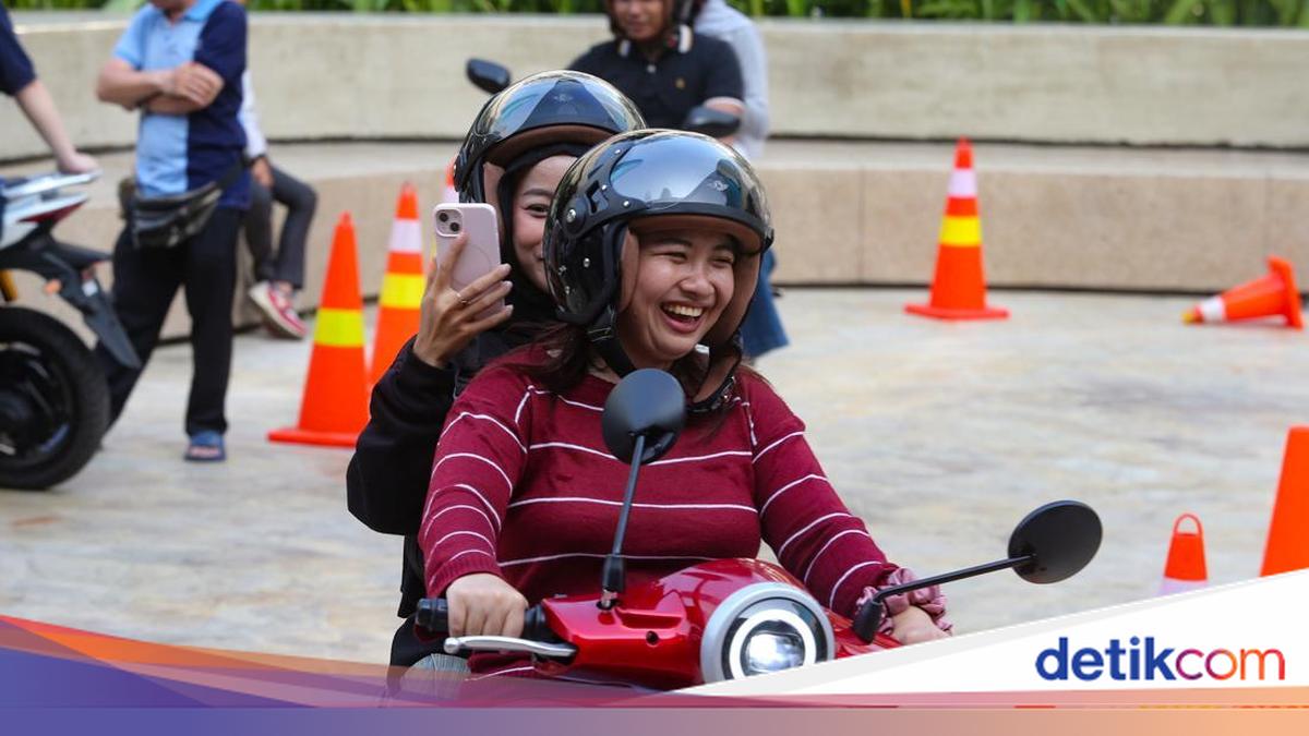 Warga Antusias Jajal Motor Listrik VinFast di Jakarta, Antrean Mengular Sejak Sore