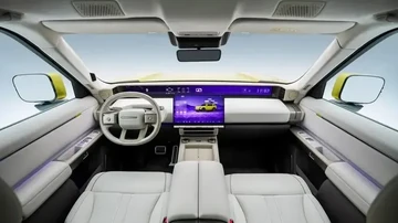 Interior Freelander 8 Terungkap: Dashboard Full Layar 46,3 Inci dan Jok Belakang Se-Luas Kamar Tidur