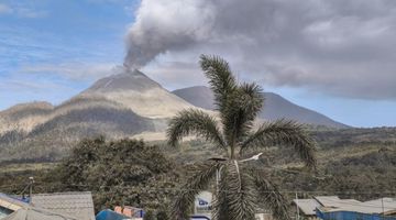 Gunung Lewotobi Laki-laki di Flores Timur Erupsi Siang Ini, Semburkan Abu Vulkanik Setinggi 1,5 Kilometer