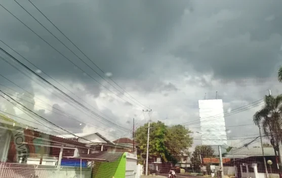 BMKG Peringatkan Hujan Lebat dan Petir di Tanjung Selor, Warga Kalimantan Utara Diminta Waspada Cuaca Ekstrem
