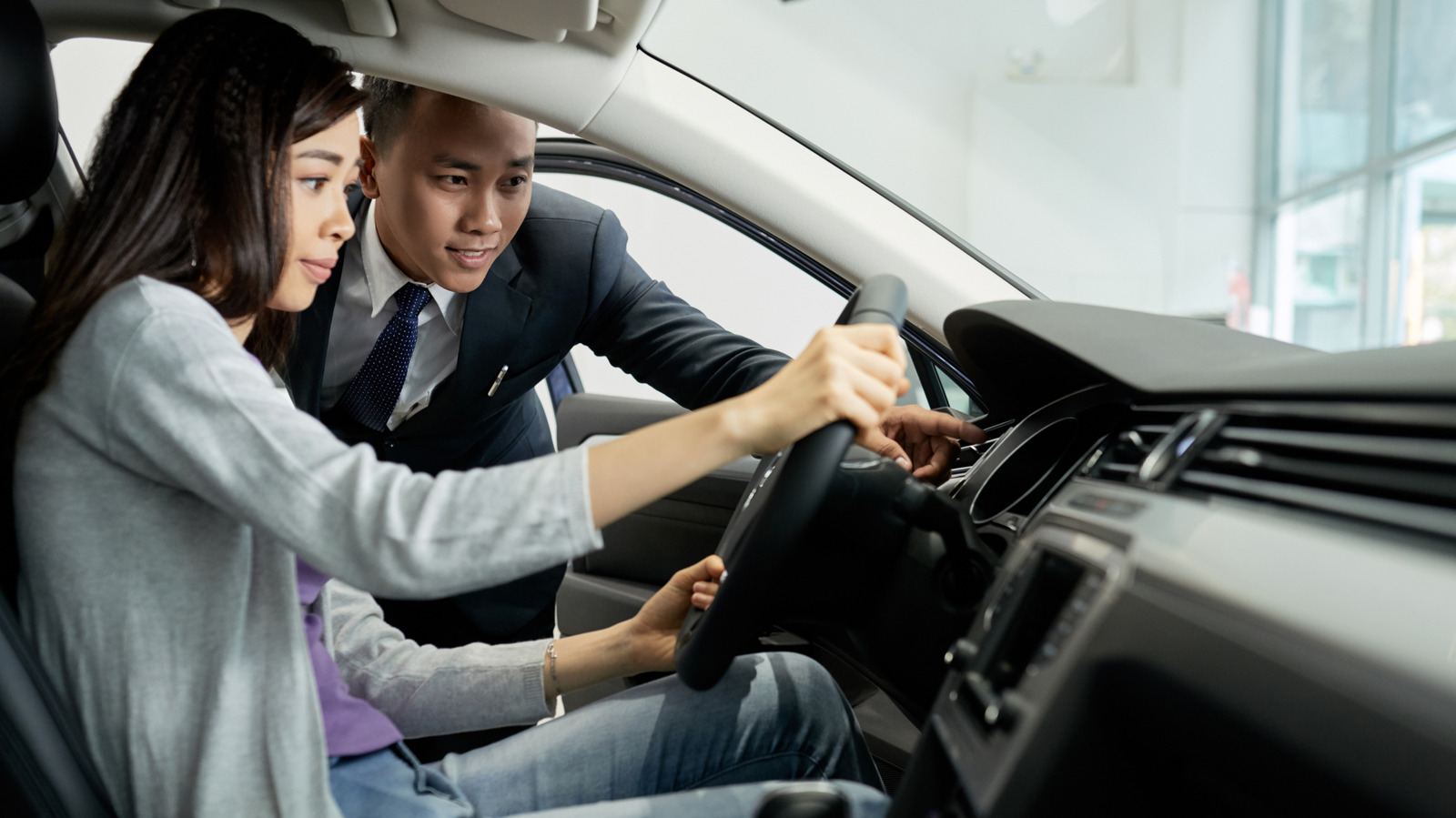 Bedanya Test Drive Mobil di Dealer Vs. Pemilik Langsung: Rute Standar Lawan Jalan Liar