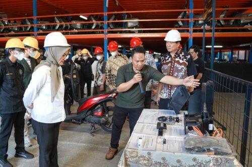 Mahasiswa UNISSULA Bedah Langsung Pabrik United E-Motor, Pelajari Konversi BBM ke Listrik
