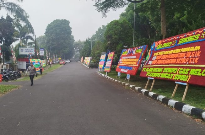 Sambut Kapolres Baru AKBP Adam Purbantoro, Mako Polres Pagaralam Dipenuhi Puluhan Papan Bunga
