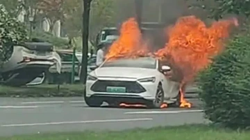 BYD Qin Plus DM-i Terbakar Hebat Usai Tabrakan Beruntun di Chengdu, Dua Penumpang Selamat Lewat Jendela