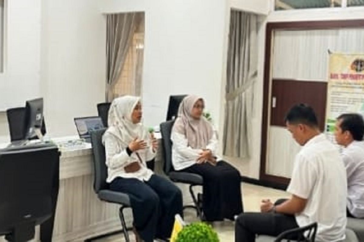 Kasubbag Tata Usaha Kantor Pertanahan Pasaman Lidiya Beri Pengarahan ke Pengawas Loket, Tekankan Profesionalisme dan Integritas
