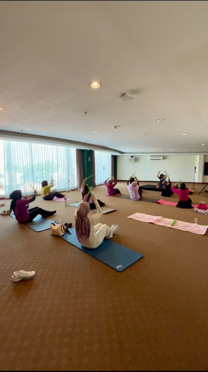 Swiss-Belhotel Pangkalpinang Gelar Pound Fit Bareng Komunitas, 12 Peserta Ikuti Kelas Olahraga Kardio dengan Ripstix