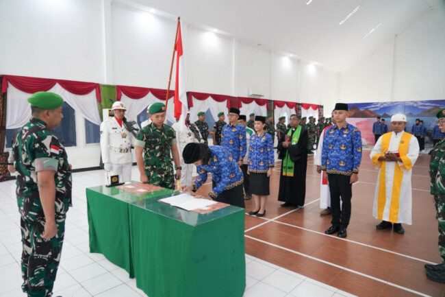 Brigjen TNI Hendro Cahyono Pimpin Pengambilan Sumpah 16 PNS Denkesyah Kupang, Pangdam Ingatkan Integritas dan Kompetensi