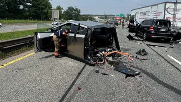 Tesla Cybertruck Terbelah Dua Akibat Tabrakan: Bodi Anti-Peluru Ternyata Bukan Jaminan