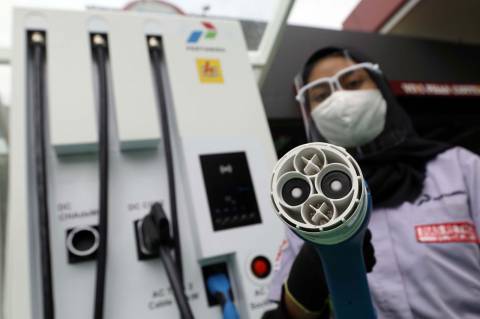 Riset Deloitte: Minat ke Mobil Bensin di Indonesia Turun Drastis, Tapi 55% Konsumen Belum Beralih