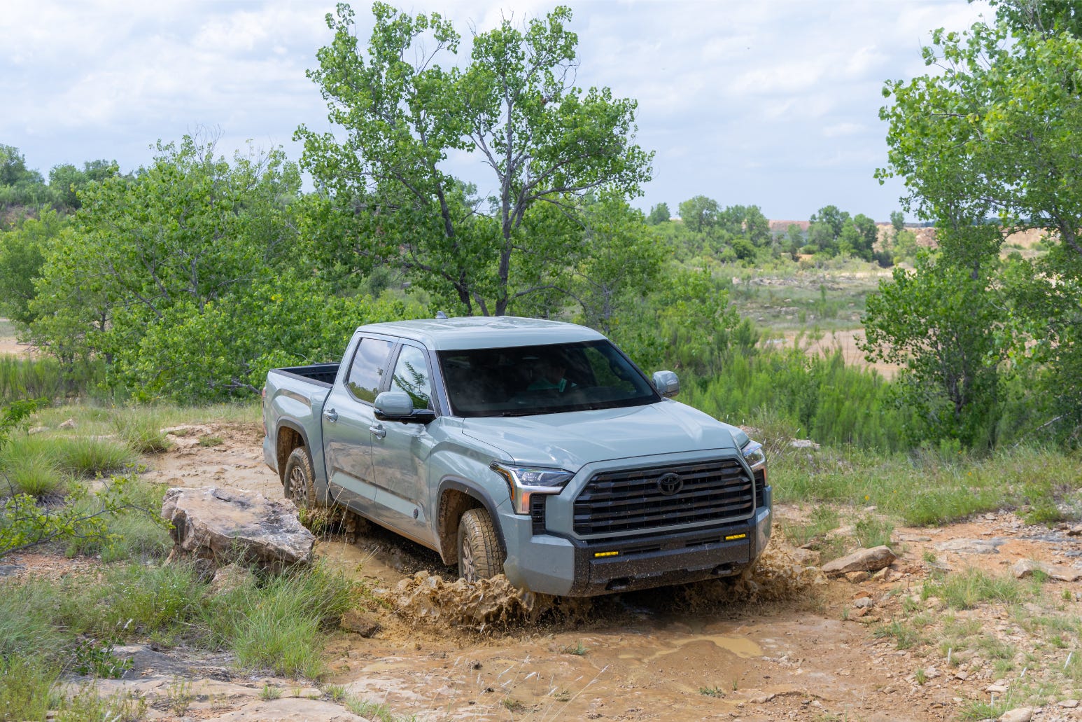 Toyota Tundra Trailhunter 2027 Siap Jadi Truk Overlanding Paling Ekstrem, Dapat Suspensi Old Man Emu