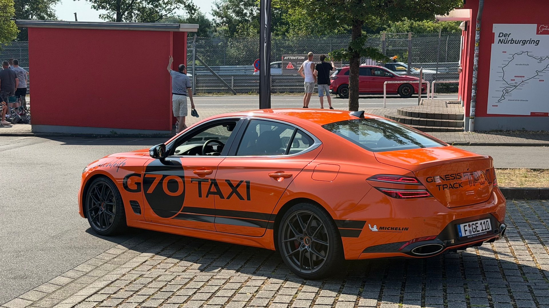 Ring Taxi Genesis G70 di Nurburgring: Sesi Satu Arah 150 mph yang Tak Terlupakan