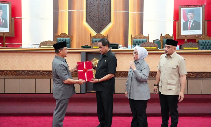 Gubernur Kalbar Ria Norsan Ajukan Raperda KUA-PPAS 2027 ke DPRD, Target Pertumbuhan Ekonomi hingga 7,01 Persen