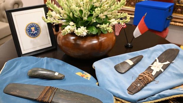 Kunjungan Bos FBI ke Kediaman Prabowo, Artefak Budaya Suku Asmat dan Dani dari Papua Diserahkan Langsung