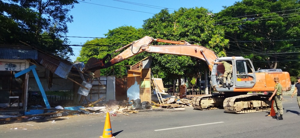 Satpol PP Banda Aceh Tertibkan Puluhan Kios Liar di Sepanjang Jalan Gerbang USK hingga Simpang Barabung, 1 Pemilik Diamankan