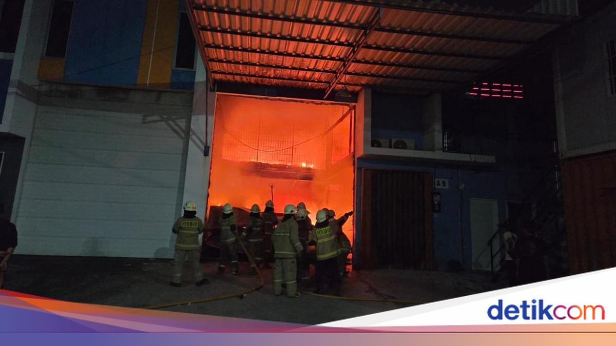 17 Mobil Damkar dan 85 Personel Dikerahkan Padamkan Kebakaran Gudang di Cilincing