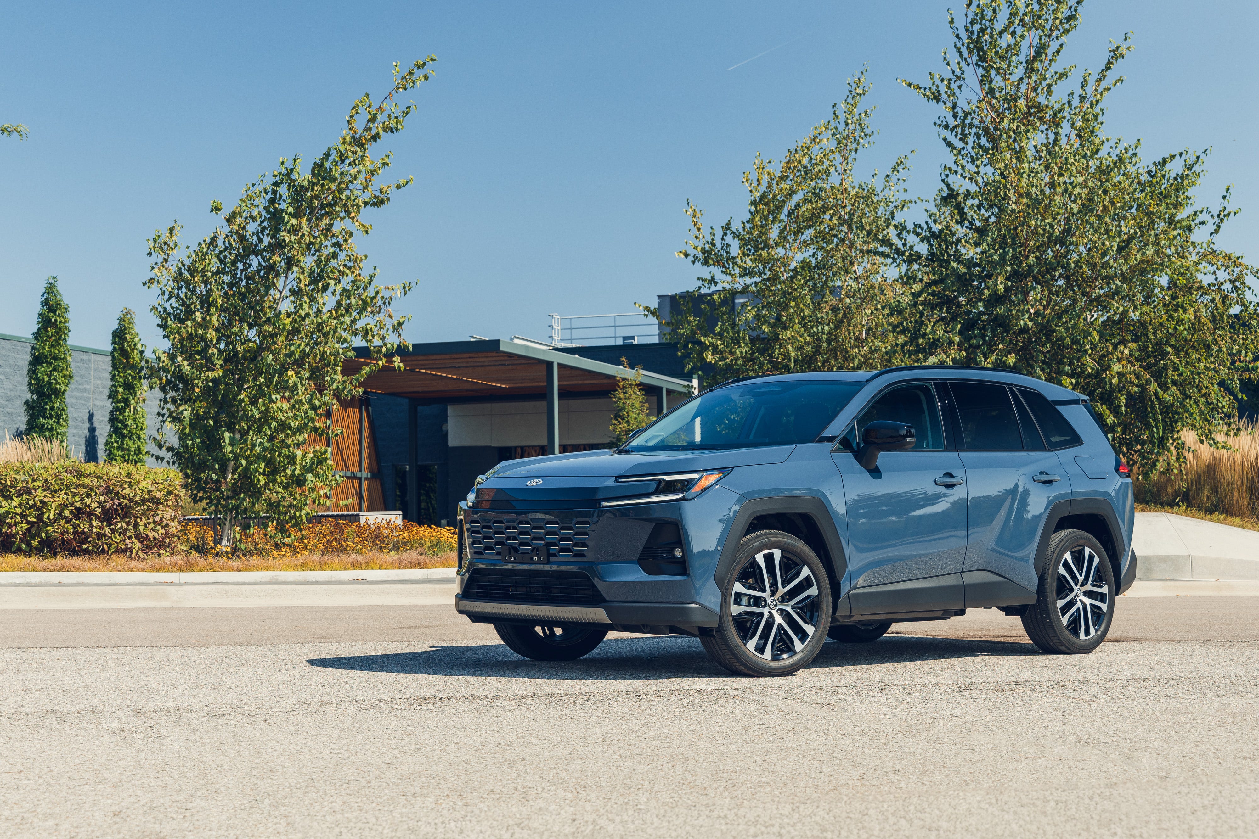 Toyota RAV4 2026 Resmi Hybrid Saja, Mesin Bensin Dihapus Total