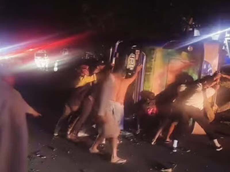 Bus Terguling di Jalan Adinegoro Padang, Kecelakaan Tunggal di Koto Tangah Sempat Macetkan Lalin