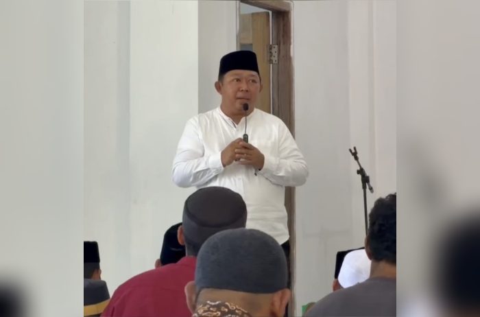 Sekda Ternate Serahkan Bantuan untuk Masjid Rausan Fiqr, Komitmen Perbaikan Masuk APBD 2027