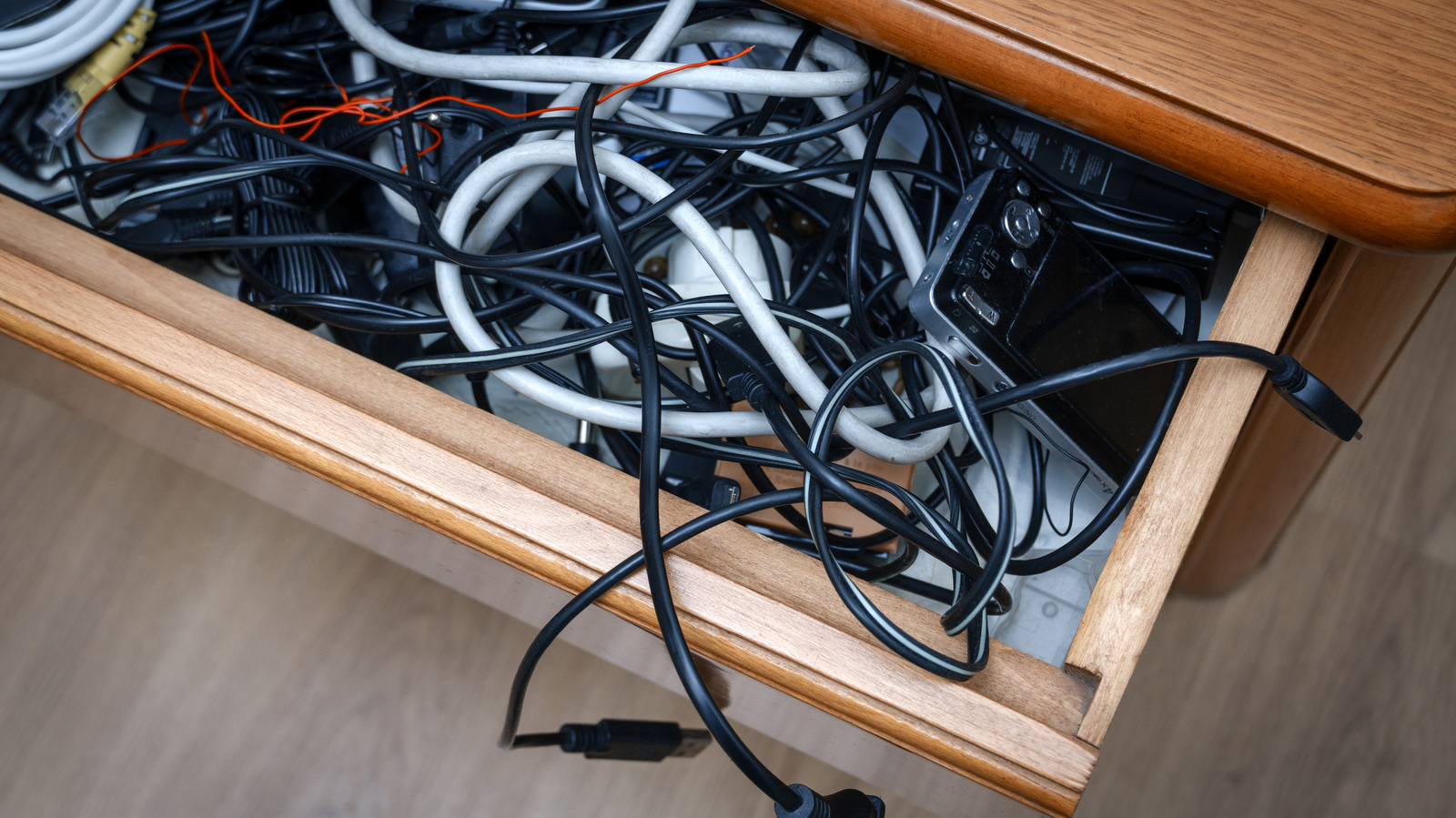 Panduan Memilah Kabel Lama: USB-C dan HDMI 2.1 Wajib Disimpan, Kabel 30-pin Apple dan FireWire Bisa Didaur Ulang
