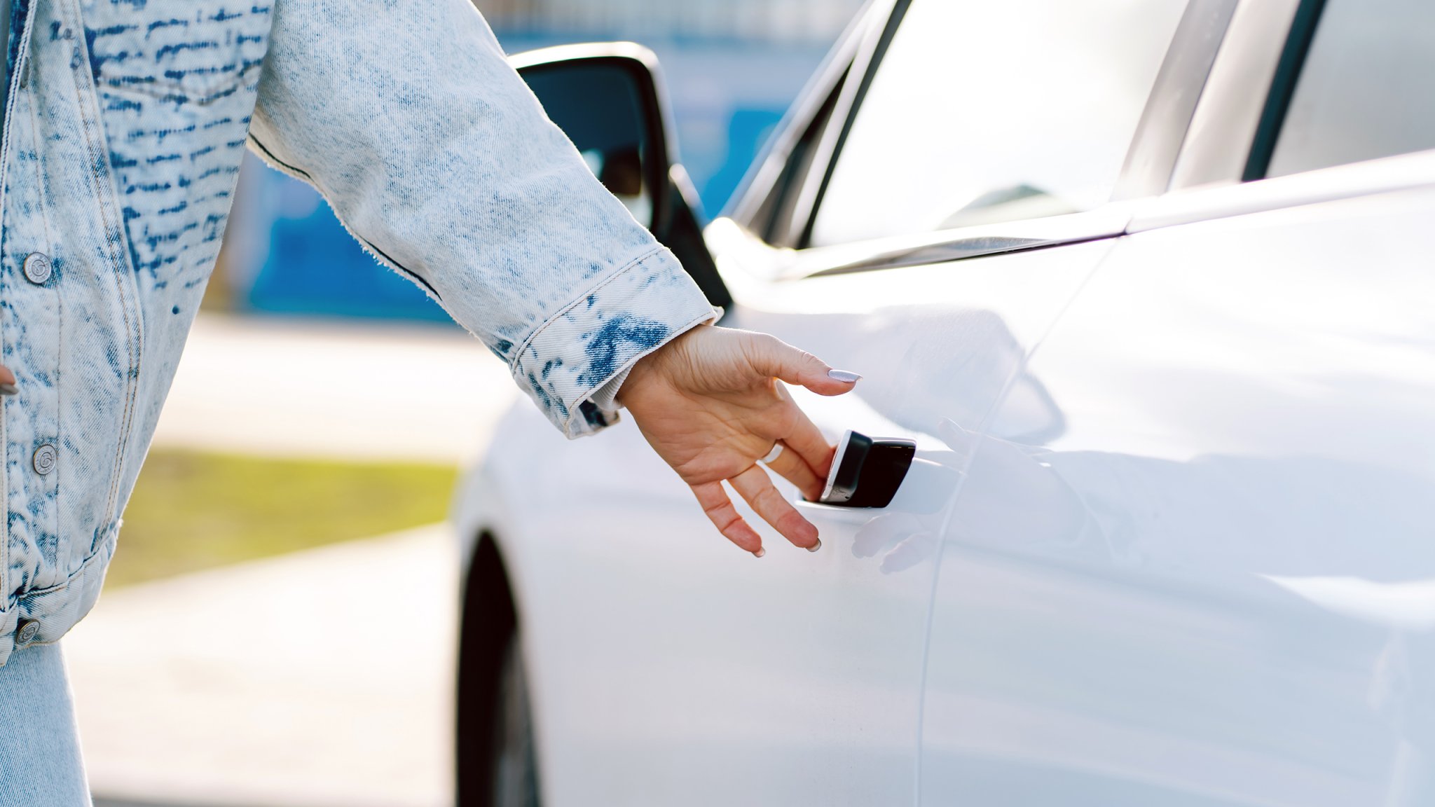 NHTSA Segera Wajibkan Sistem Bukaan Pintu Darurat Mobil yang Jelas, Bermula dari Kasus Tesla dan Rivian