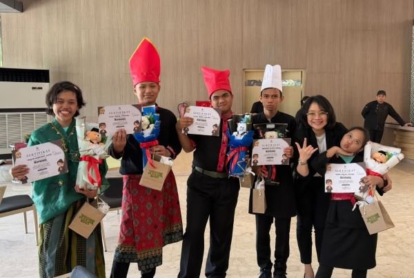 Gammara Hotel Makassar Ajak 30 Siswa SLB Katolik Rajawali Belajar Langsung Jadi Resepsionis dan Staf Hotel