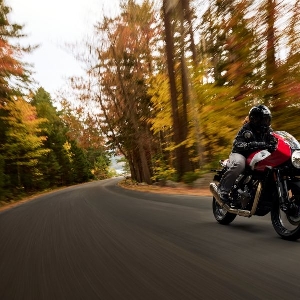 Triumph Thruxton 400 dan Tracker 400 Resmi Meluncur di GIIAS 2026, Harga Mulai Rp182 Juta