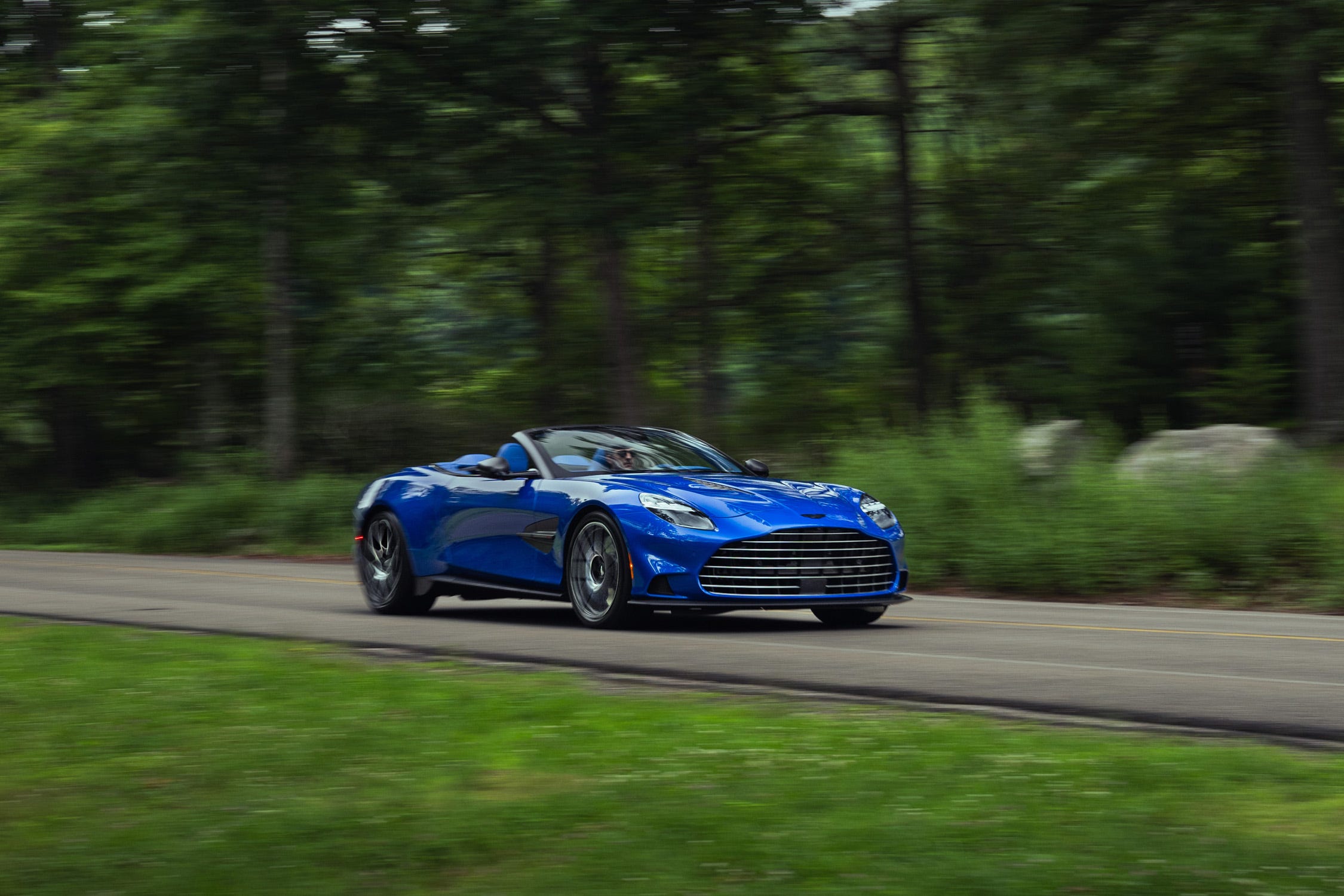 Aston Martin Vanquish 2027: V12 823 HP, Grand Tourer yang Bisa Lembut atau Buas Seketika