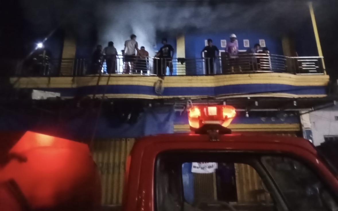 Kebakaran Toko Pakaian di Bastiong Ternate, 4 Armada Damkar Dikerahkan – Lalu Lintas Pasar Higienis Macet Akibat Kepanikan