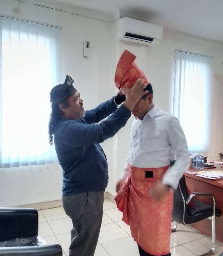 Tanjak dari Panglima Gagak Hitam untuk Dirintelkam Polda Kepri, Simbol Persaudaraan yang Perkuat Sinergi di Bumi Melayu