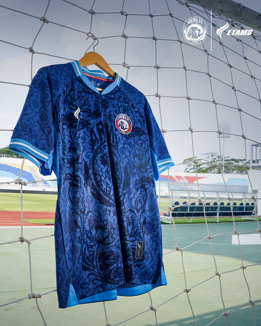 Dua Aremania Pertama Borong Jersey Baru Arema FC, Antusiasme Langsung Terlihat di Jam Pertama Peluncuran