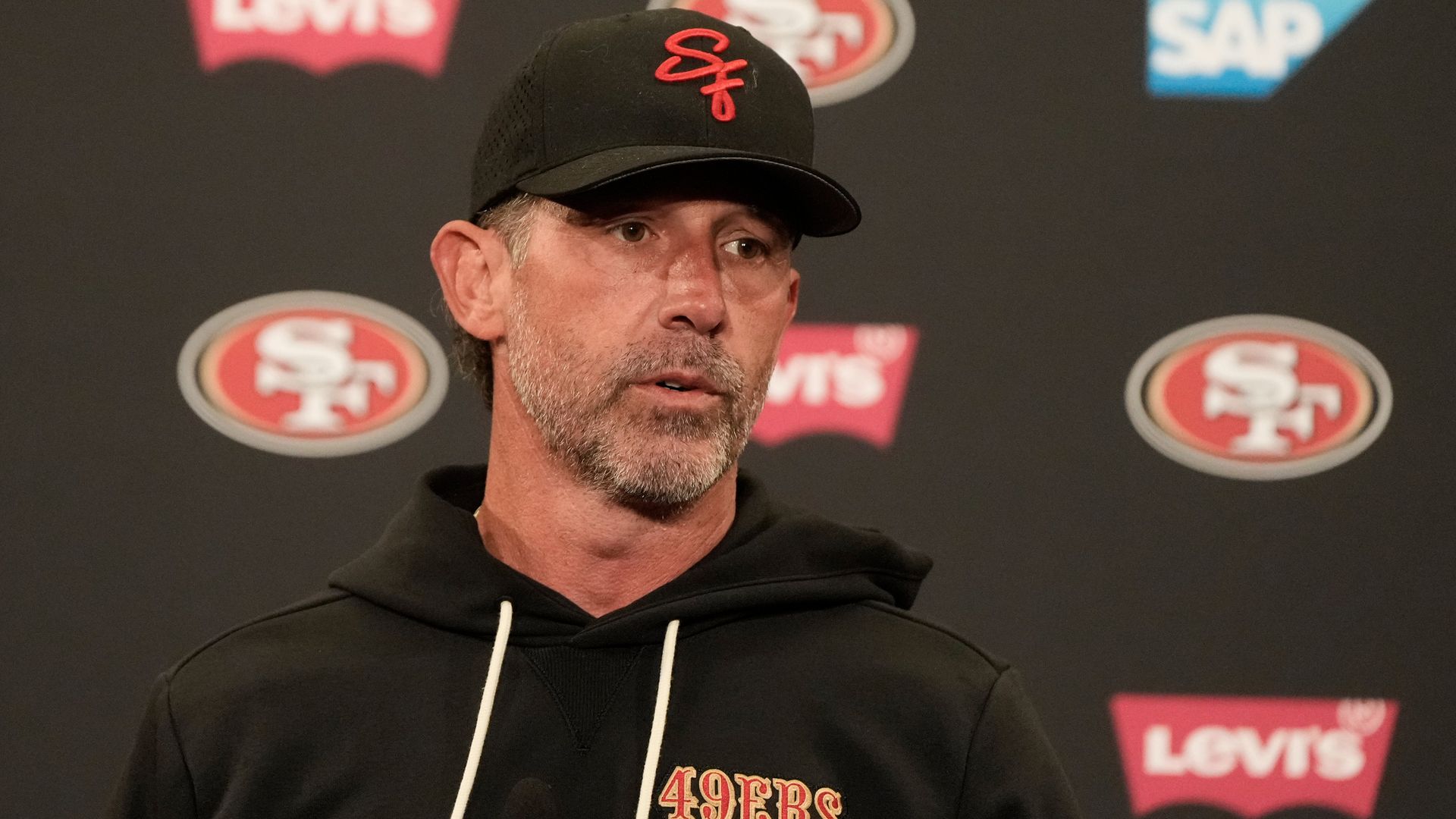 Kyle Shanahan Cedera Kecelakaan Mobil, Partisipasi di Awal Kamp Latihan 49ers Dibatasi