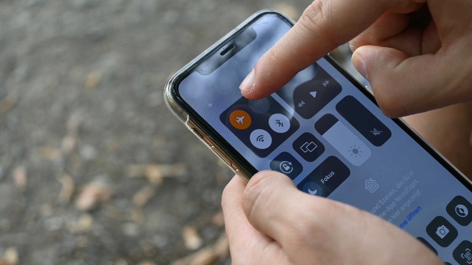 Mode Pesawat Mempercepat Charging 4–11 Menit, Tapi Tidak Sebanding dengan Kerugiannya