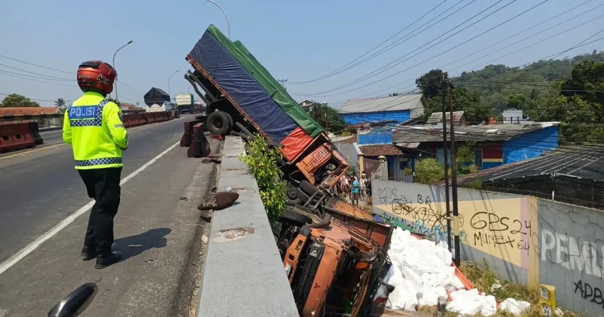 Delapan Orang Luka Akibat Rem Blong Truk di Flyover Kretek Brebes, Dua Truk Ringsek