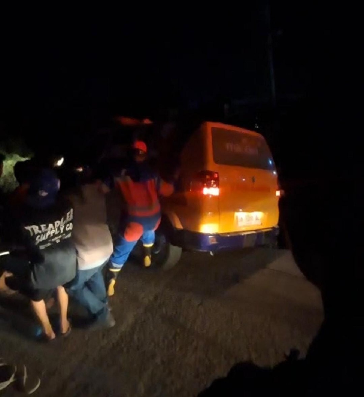 Ambulans Terperosok di Perbatasan Jambi-Muaro Jambi, Damkar Gabungan Evakuasi dalam 1 Jam