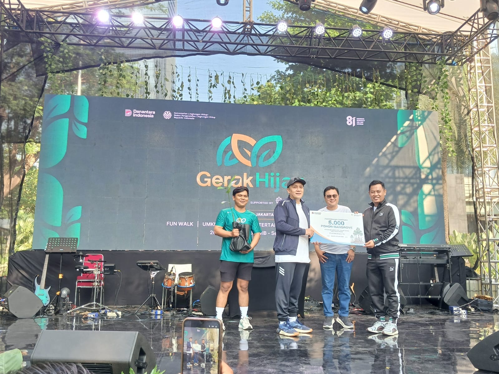 Peringati Hari Mangrove Sedunia, ANTAM Tanam 5.000 Bibit di Pesisir Bersama Kementerian Lingkungan Hidup
