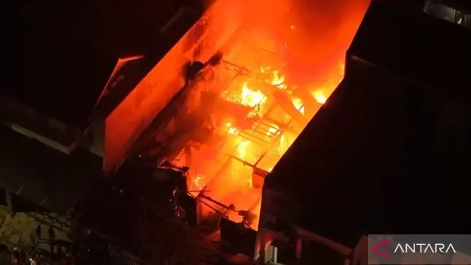 Petugas Damkar Jakarta Timur Padamkan Kebakaran Pulogadung, Satu Penghuni Tewas di Kamar Belakang