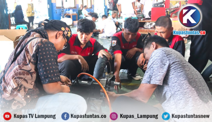 PLN Latih Siswa SMK di Lampung Konversi Motor Honda Beat Jadi Listrik, 4 Unit Diserahkan untuk Media Belajar