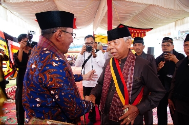 Bupati Tanah Datar Eka Putra Kukuhkan Pengurus KAN Nagari Pangian, Minta Adat Jadi Benteng Lawan Narkoba